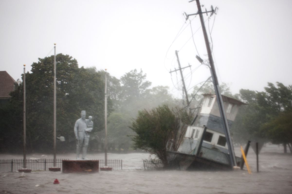 The Neuse River se desbordó en New Bern, Carolina del Norte. (Foto Prensa Libre: AFP)