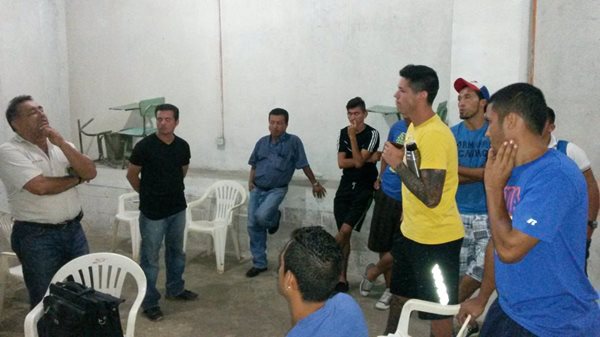 Jugadores de Deportivo Coatepeque conversan con el presidente Eduardo Ávila —izquierda— sobre los salarios atrasados. (Foto Prensa Libre: Alexander Coyoy)