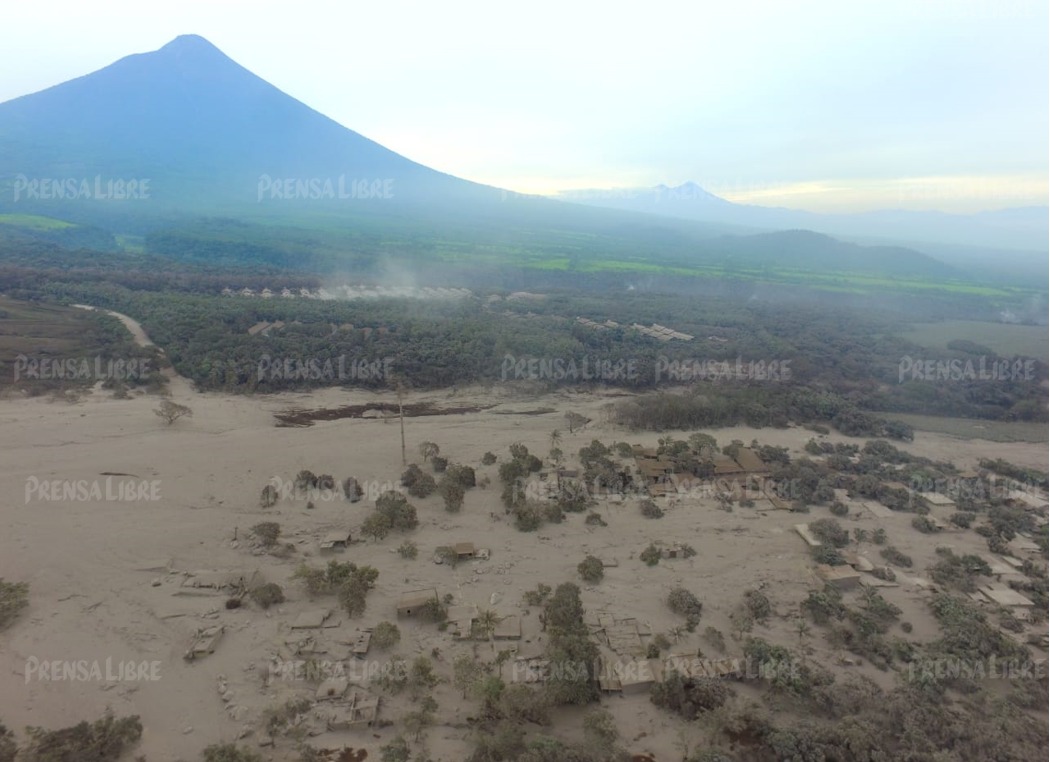 La explosión del Volcán de Fuego causó desinformación en redes sociales (Foto Prensa Libre: Érick Ávila).