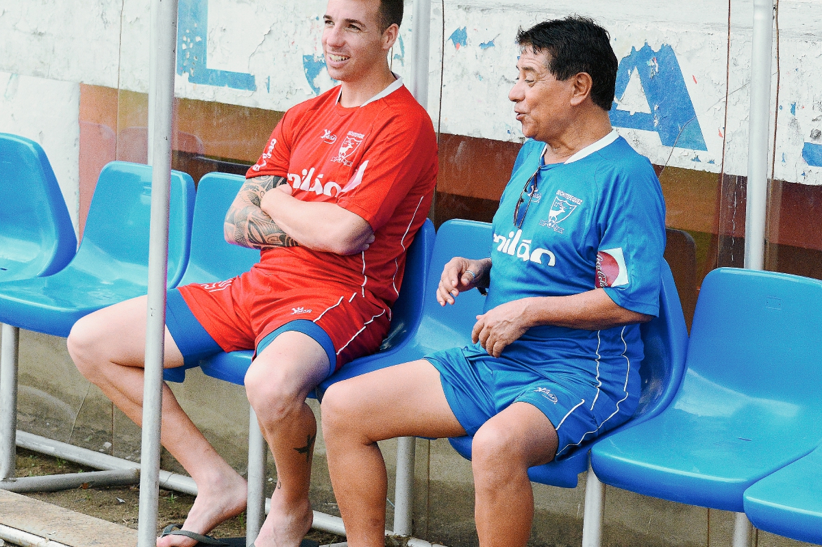 Emiliano López —de rojo—, goleador del torneo Clausura 2015, dejará la institución venada. (Foto Prensa Libre: Omar Méndez)