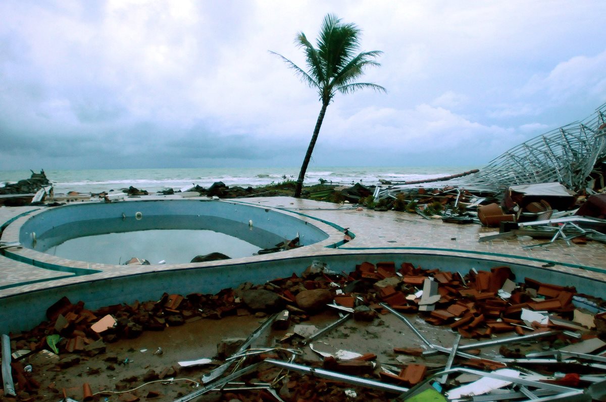 Los daños ocasionados en la zona hotelera cercana a la playa Anyer, tras el paso del tsunami, luego de la erupción del volcán Anak Krakatoa.