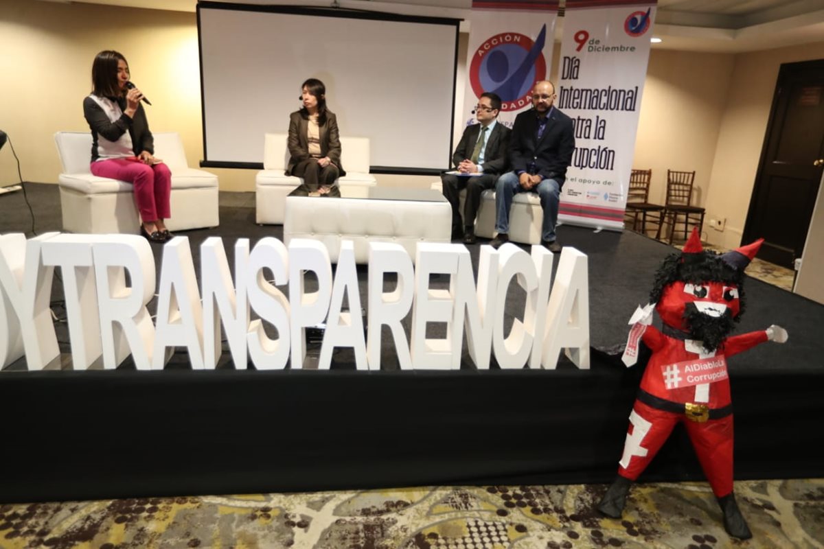 Invitados participan en un foro en el marco del Día Internacional contra la Corrupción.(Foto Prensa Libre: Carlos Hernández)