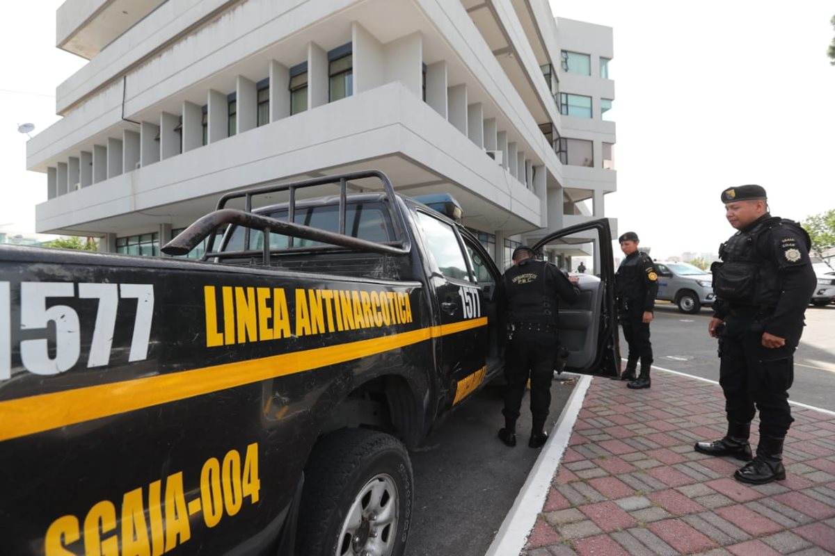 Agentes de PNC acompañan al MP en los cateos en Aeronáutica Civil y los hangares. (Foto Prensa Libre: Erick Avila)