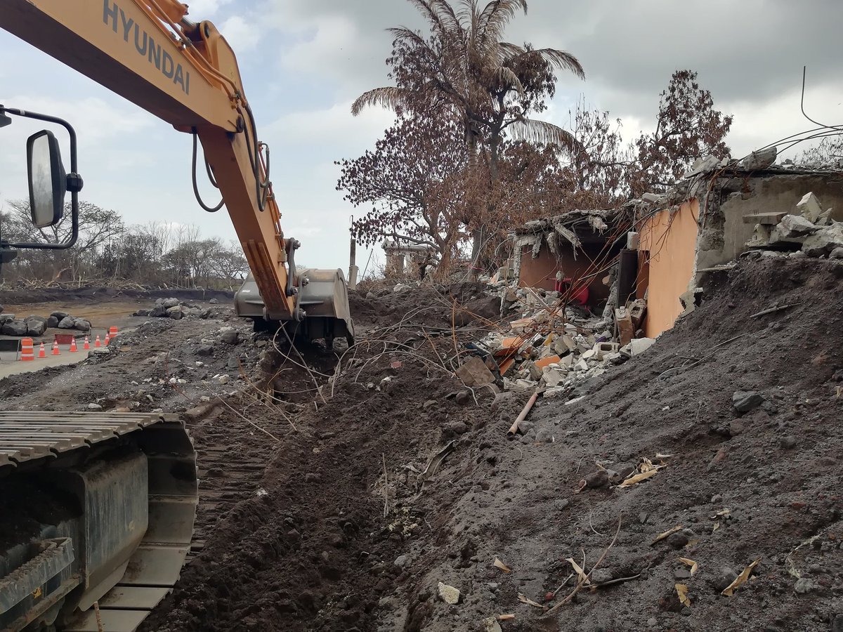 Maquinaria demuele vivienda en la zona cero San Miguel Los Lotes, Escuintla. (Foto Prensa Libre: Enrique Paredes).