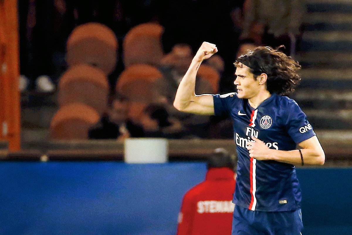 Edinson Cavani celebra su anotación  ante el Metz. (Foto Prensa Libre: AFP)