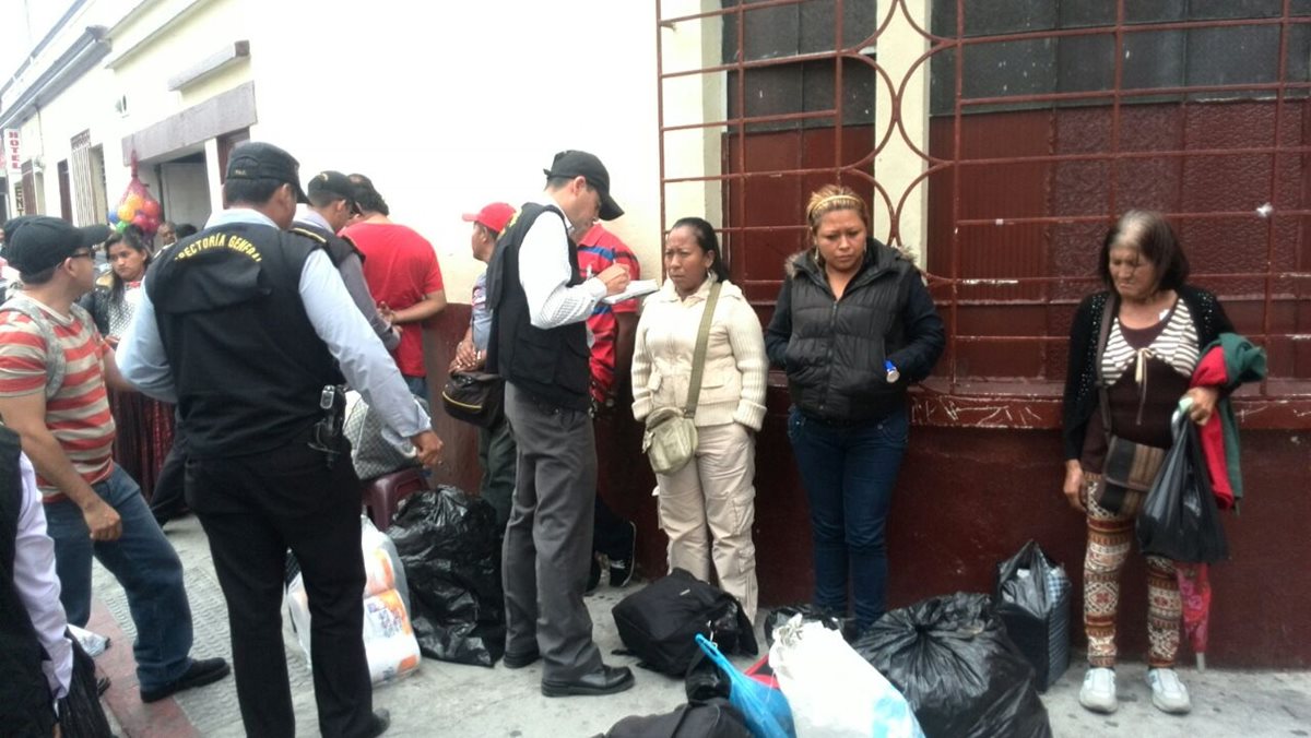 Las personas fueron detenidas afuera del Seguro Social y la colonia La Florida, zonas 9 y 19 de la capital. (Foto Prensa Libre: E. Paredes)