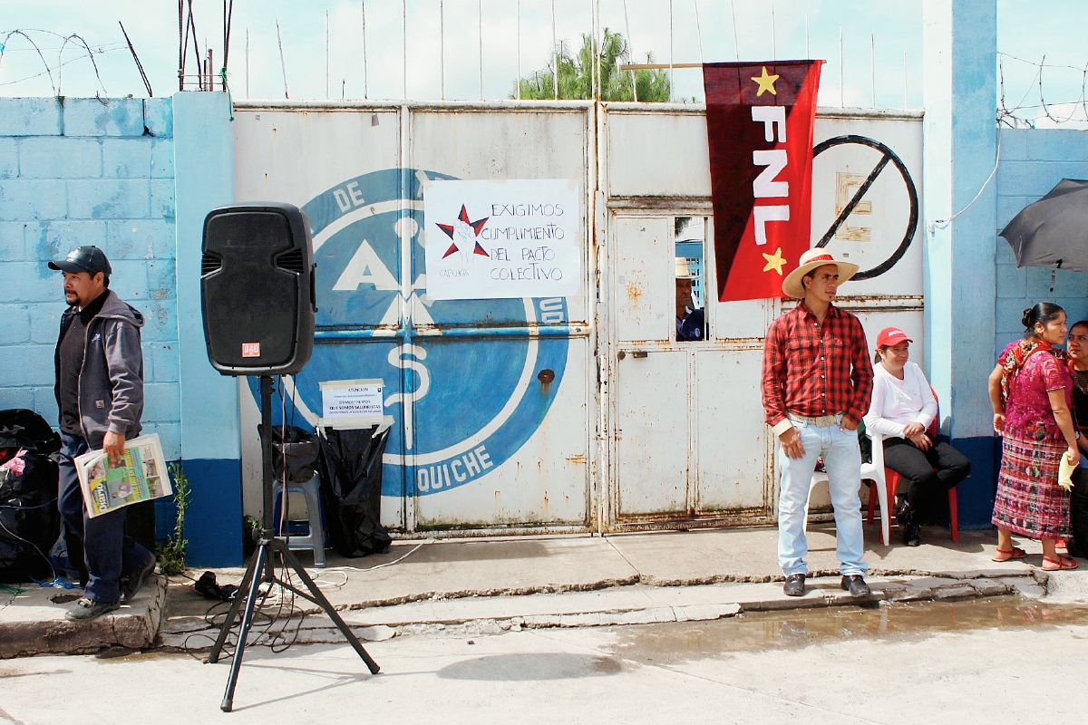 Salubristas protestan frente a la jefatura del Área de Salud de Santa Cruz del Quiché, Quiché. (Foto Prensa Libre: Óscar Figueroa)