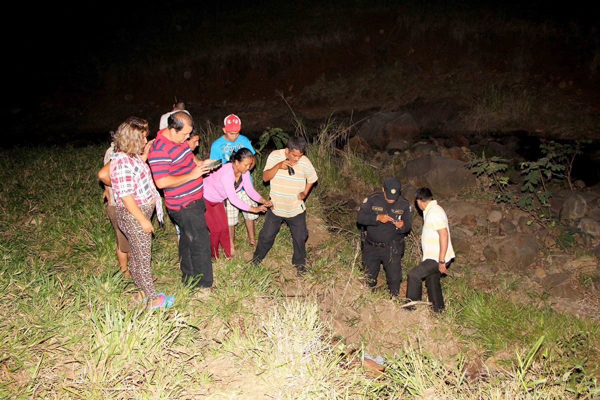 PNC resguarda cadáver de Eduardo Aníbal Cobón, en Nuevo San Carlos, Retalhuleu. (Foto: Prensa Libre: Rolando Miranda)