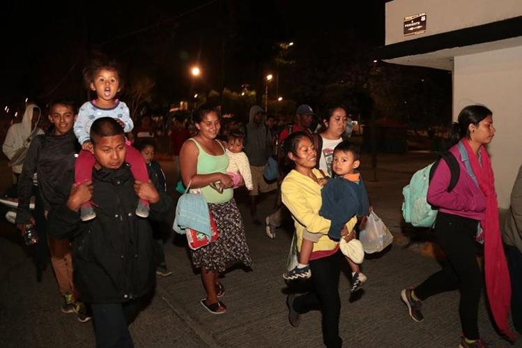 Un grupo de madres centroamericanas llegan a la frontera sur de EE. UU. donde son registradas. (Foto Prensa Libre: Hemeroteca PL)