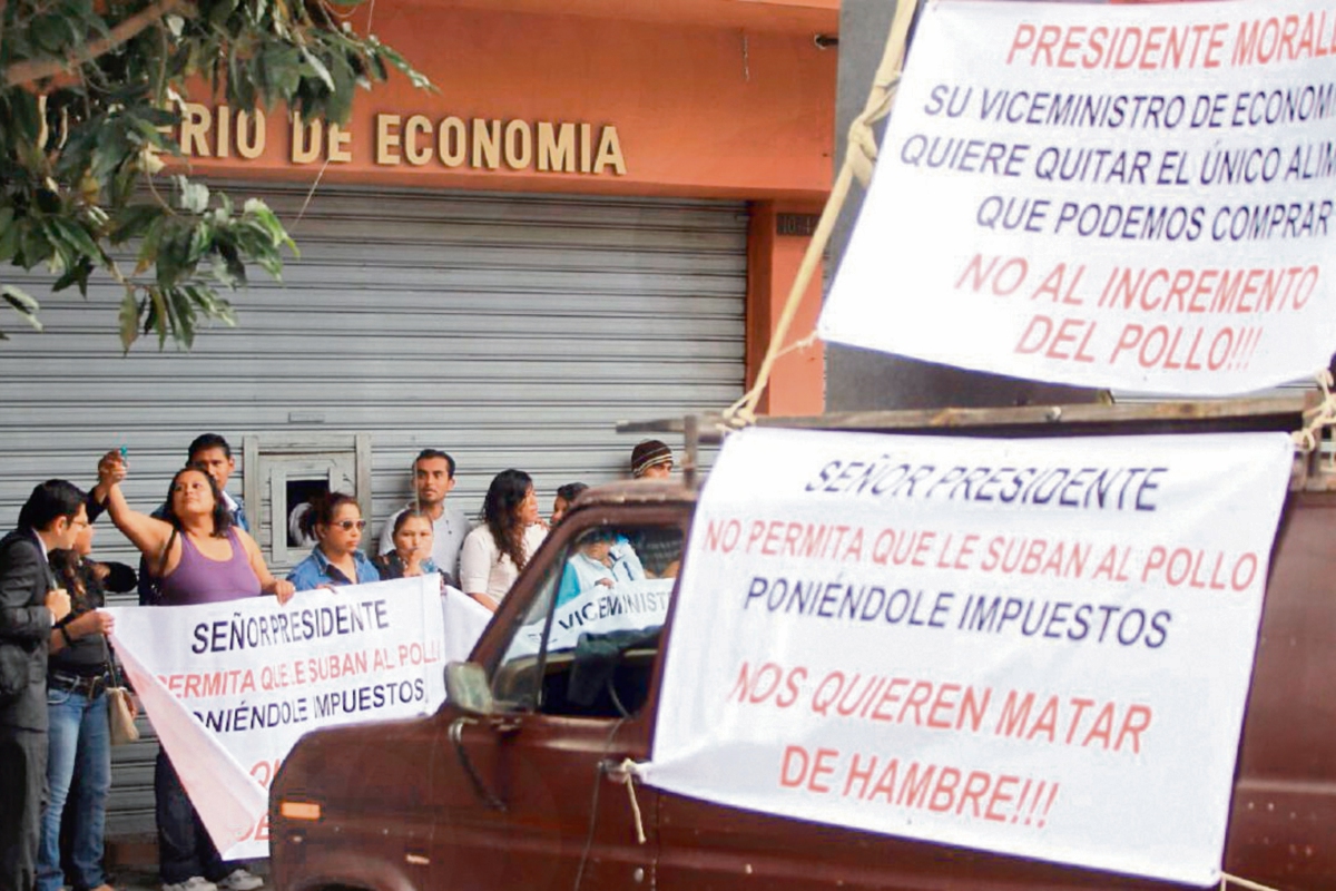 Un grupo de sindicalistas protestaron ayer frente a la sede del Ministerio de Economía y exigieron que no se incremente el precio a la libra de pollo.