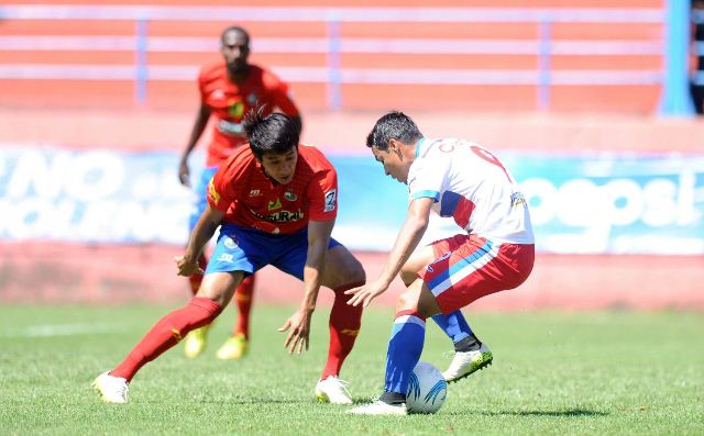 Una acción durante el partido de esta mañana. (Foto Prensa Libre: Francisco Sánchez)