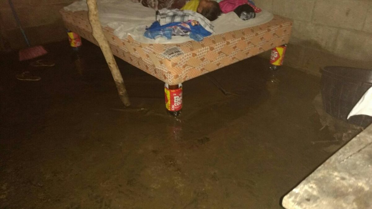 Viviendas en Malacatán, San Marcos, quedaron anegadas por la lluvia de las últimas horas. (Foto Prensa Libre: Conred)