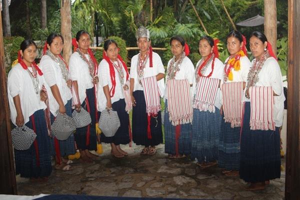 Ocho señoritas participan en el certamen de Ratzum Tenamit (Flor del Pueblo) en San Pedro Carchá. Las acompaña la reina saliente Marina Adela Cucul. (Foto Prensa Libre, Ángel Martín Tax)