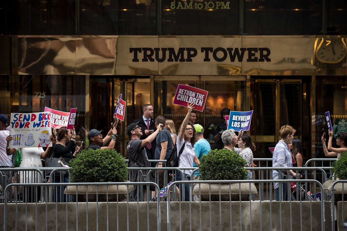 Activistas piden a la administración Trump que cumpla para devolver a los niños inmigrantes a sus padres fuera de Trump Tower en el centro de Manhattan. (AFP)