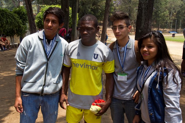 La afición continúa apoyando al equipo. Milton "Tyson" Núñez los recibió con una sonrisa. (Foto Prensa Libre: Norvin Mendoza)