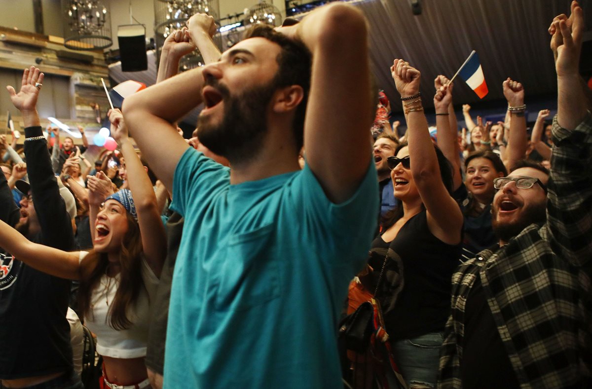 Alrededor del mundo las personas observan la victoria francesa, esta imagen fue captada en Los Ángeles, California, Estados Unidos.