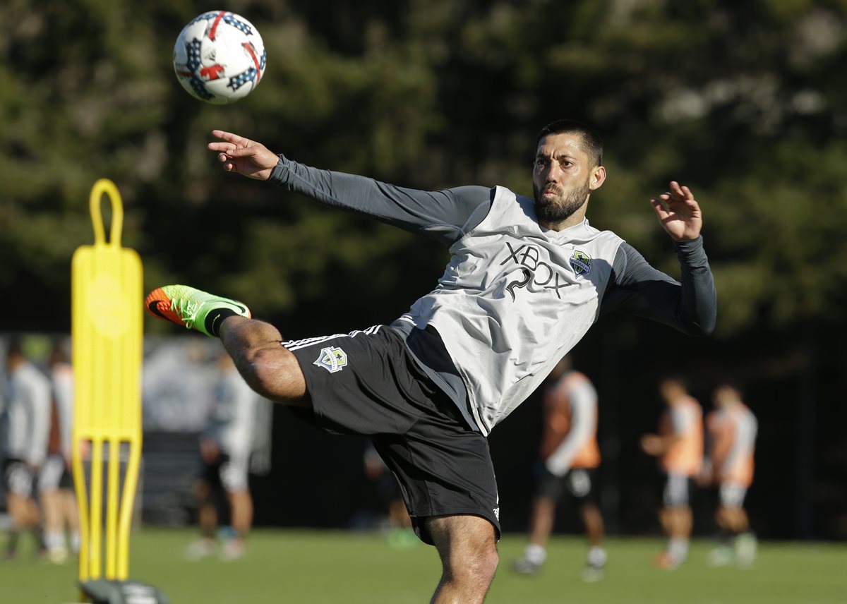 El delantero de los Estados Unidos, Clint Dempsey, recibió este jueves el alta médica para regresar al futbol. (Foto Prensa Libre: AFP)