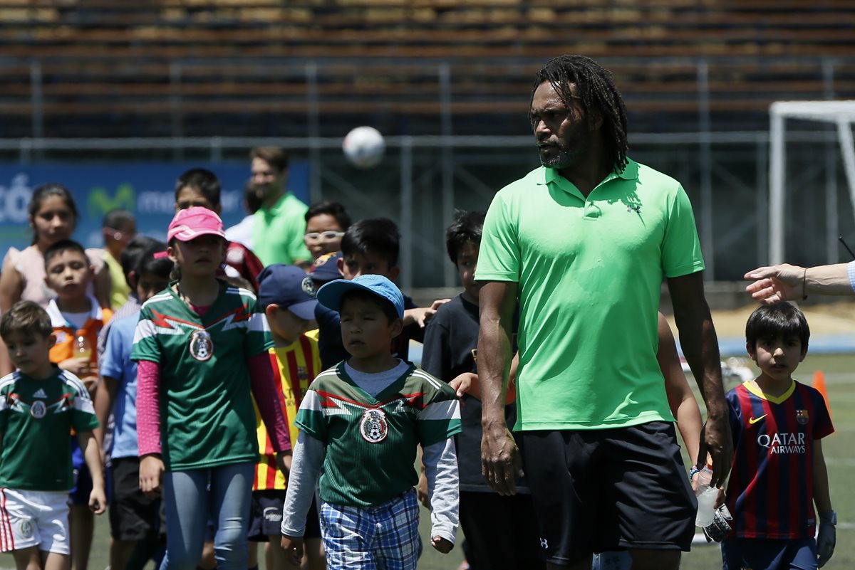 El exfutbolista francés Christian Karembeu participa este jueves en una clínica impartida en Ciudad de México. (Foto Prensa Libre: EFE).