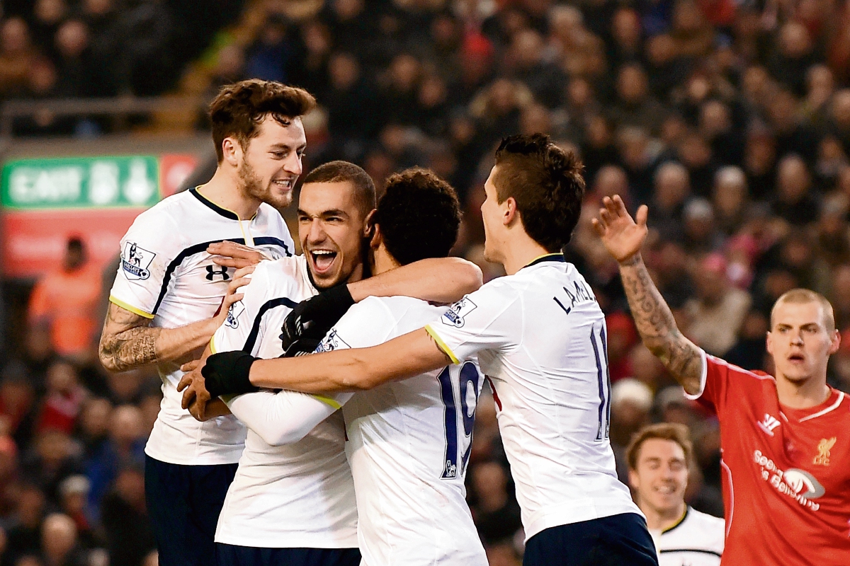 Los jugadores del Tottenham durante un partido de la Liga Premier ante el Liverpool. (Foto Prensa Libre: AFP)