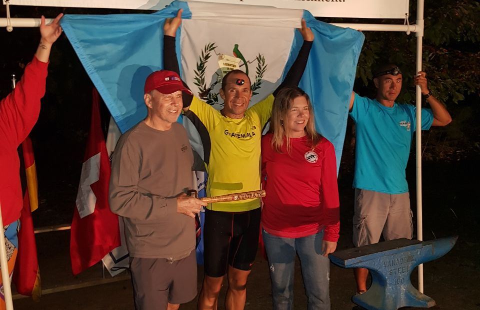 Orgullosamente Sagastume alzó los brazos con la bandera de Guatemala. (Foto Prensa Libre: Mayda Paiz)