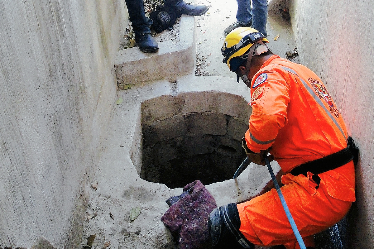 Un socorrista utiliza una soga para rescatar el cadáver de un niño en la zona 5 de Huehuetenango. (Foto Prensa Libre: Mike Castillo)