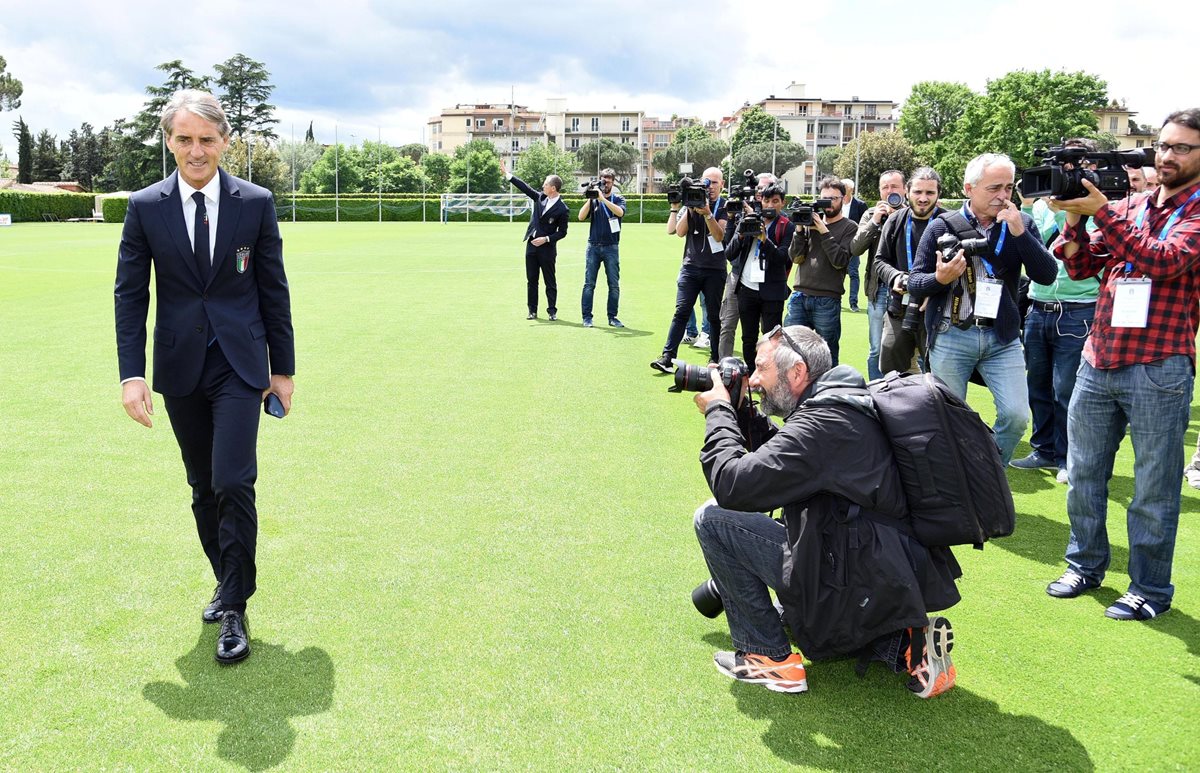 El técnico italiano Roberto Mancini (i), nuevo seleccionador italiano, tras ofrecer una rueda de prensa en el centro deportivo de Coverciano en Florencia, Italia. (Foto Prensa Libre: EFE)