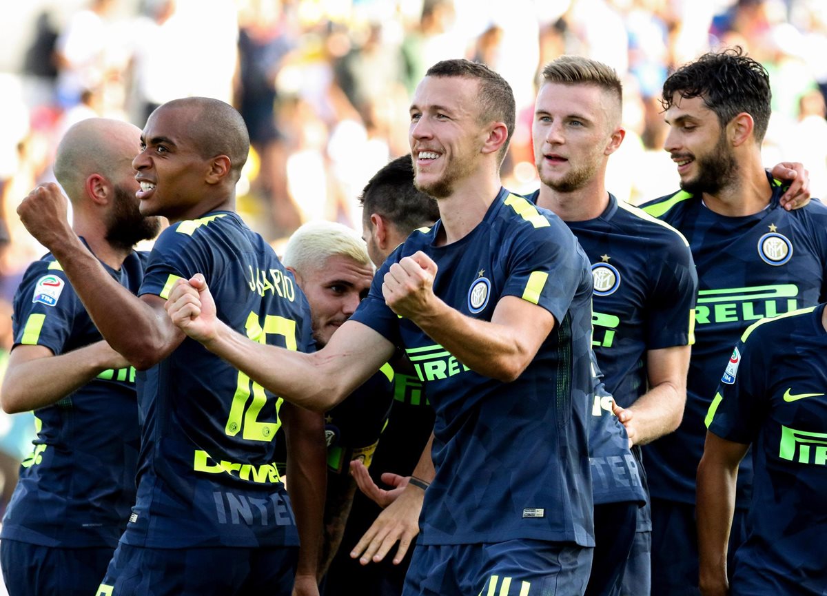 Ivan Perisic celebra con sus compañeros luego de anotar este sábado. (Foto Prensa Libre: EFE)