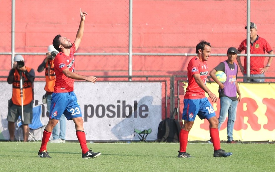 Carlos Kamiani Félix y Gastón Puerari fueron certeros en la cancha y anotaron para Municipal. (Foto Prensa Libre: Jorge Ovalle)