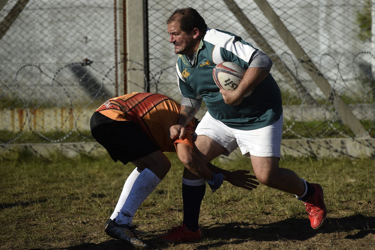 El rugby es un escape para decenas de presos de una cárcel en Argentina. (Foto Prensa Libre: AFP).