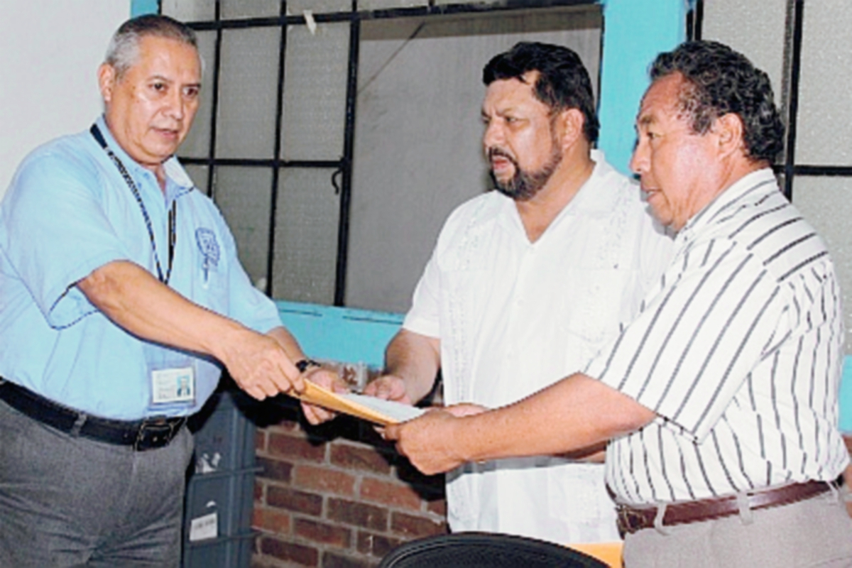 Edgar Reyes, delegado del TSE en Escuintla, -izquierda- recibe solicitud de inscripción para candidato a alcalde. (Foto Prensa Libre: Melvin Sandoval)