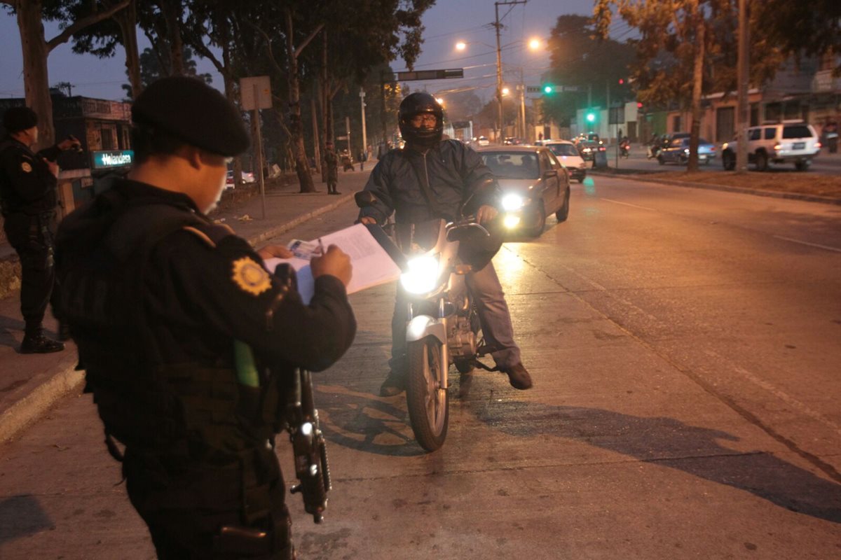 A pesar de la presencia policial algunos guatemaltecos dicen sentirse inseguros. (Foto Prensa Libre: Érick Ávila)