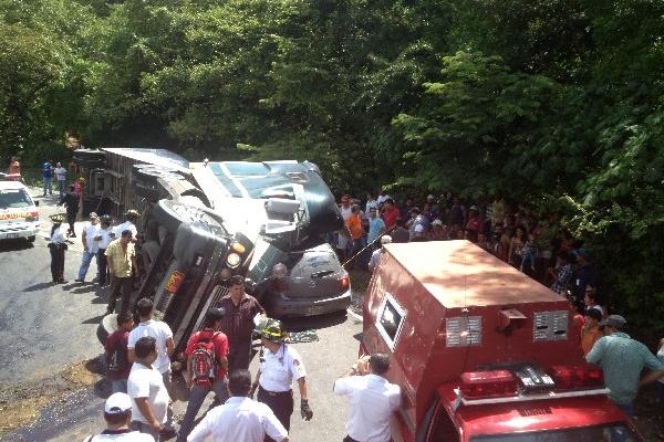 Curiosos y socorristas, en el sitio del accidente.