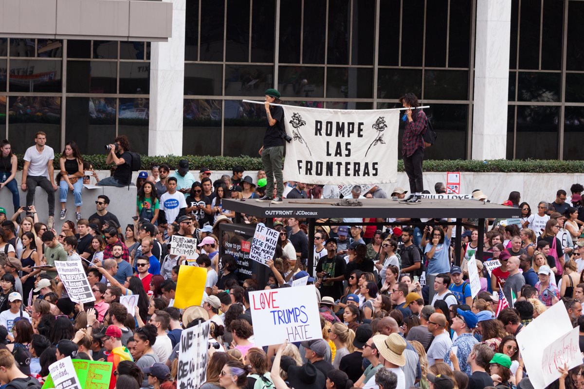 Un grupo de manifestantes en Los Ángeles pide acciones para proteger a los inmigrantes. (Foto Prensa Libre: EFE).