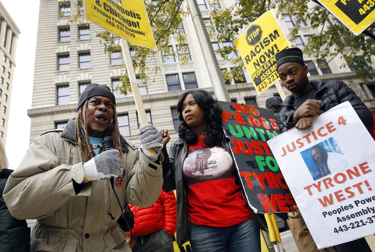 Afrodescendientes protestan este lunes tras el inicio del juicio. (Foto Prensa Libre: AP).