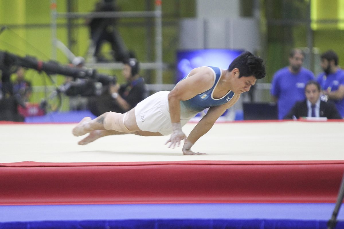 El atleta guatemalteco Jorge Vega, durante su rutina de piso, en Barranquilla 2018. (Foto Prensa Libre: Cortesía ACD)