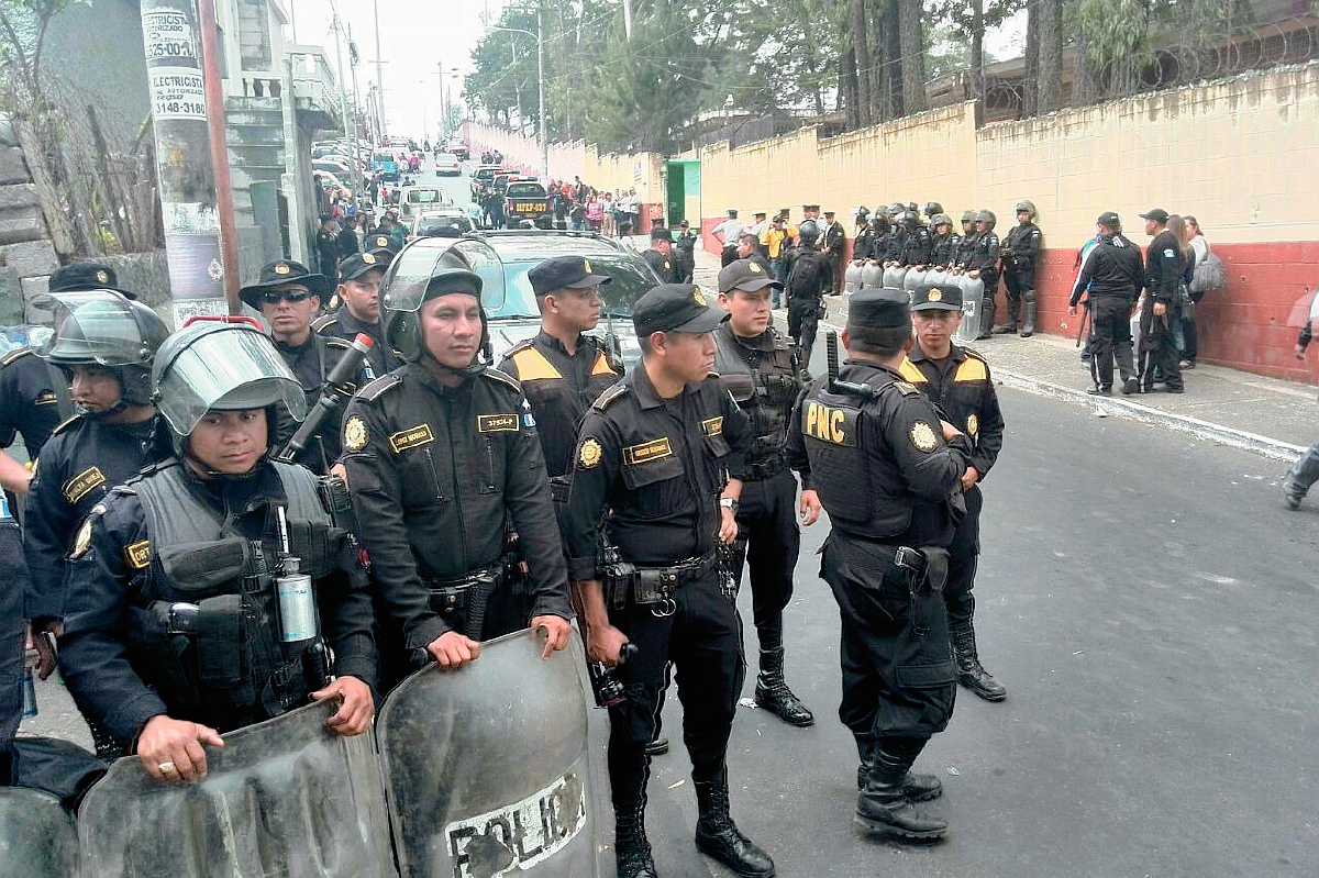 Antimotines en  Mixco por  agresiones entre  simpatizantes  de Líder y PP. (Foto Prensa Libre: E. Pardes)