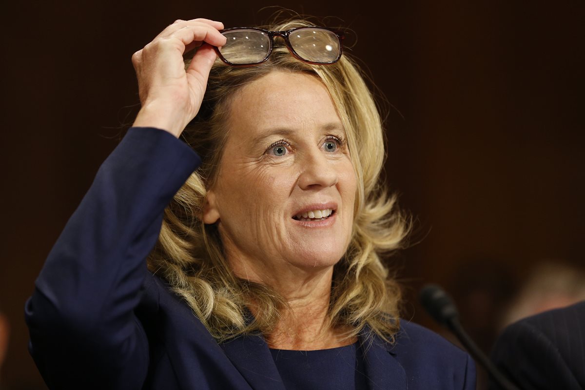 Christine Blasey Ford, una de las presuntas víctimas de abusos por parte del juez nominado al Tribunal Supremo Brett Kavanaugh, durante su comparecencia ante el comité judicial del Senado. (Foto Prensa Libre: EFE)