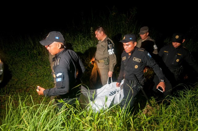 Agentes de la PNC trasladan el cuerpo de Catarina Velásquez Mendoza a la morgue de Petén. (Foto Prensa Libre: Rigoberto Escobar)