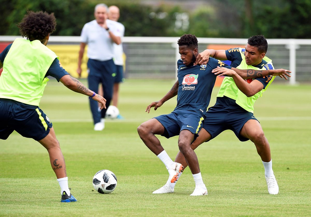 Fred se lesionó luego recibir una entrada de su compañero de equipo Casemiro. (Foto Prensa Libre: EFE)