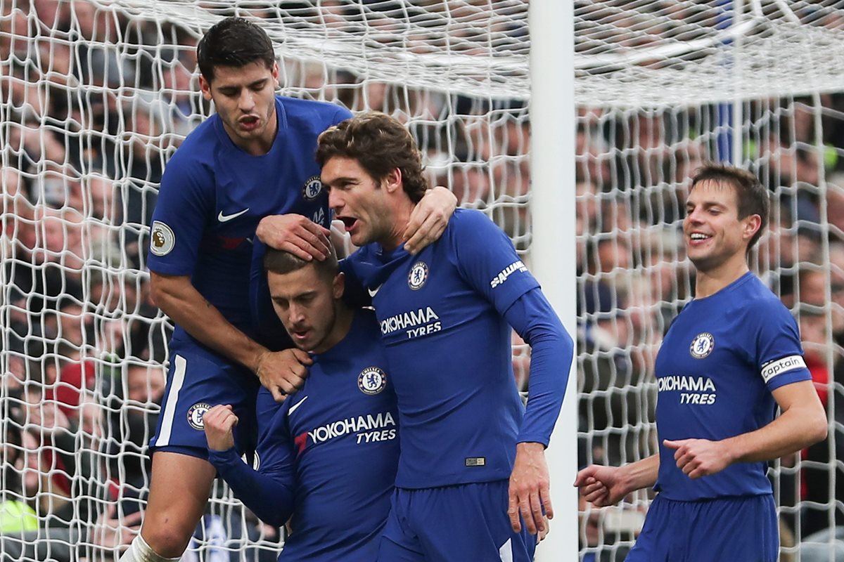 Hazard celebra con sus compañeros luego del tercer gol del equipo "blue". (Foto Prensa Libre: AFP)