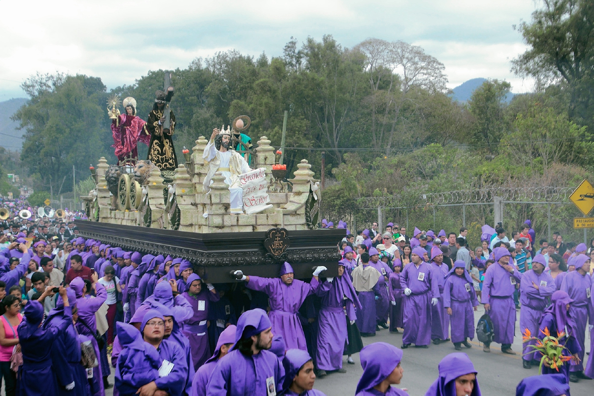 Procesión de Jesús Nazareno de la aldea Santa Inés del Monte Pulciano.