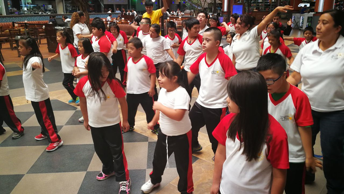 Niños con Síndrome de Down participan en la clase de zumba. (Foto Prensa Libre: Estuardo Paredes)