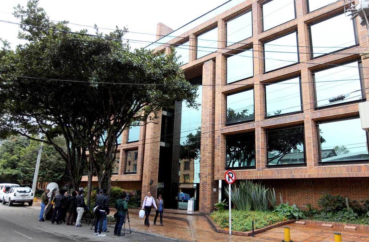 Fachada del edificio en el cual, en una de sus plantas, funcionan las oficinas de una compañía relaciona a Odebrecht, cuya sede fue allanada este jueves. (Foto Prensa Libre: EFE).