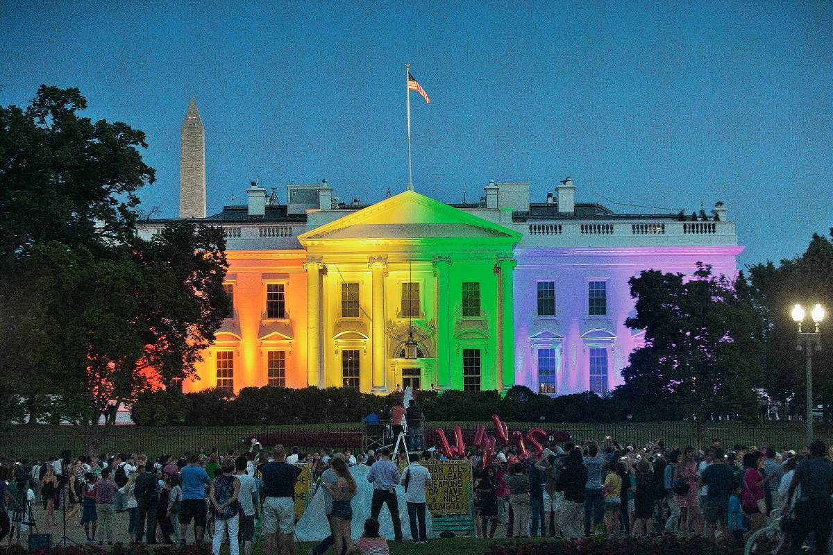 La Casa Blanca, sede del poder en EE. UU. también se unió a la celebración por la aprobación del matrimoni gay el viernes último sus colores se mantienen el fin de semana. (Foto Prensa Libre: AP).