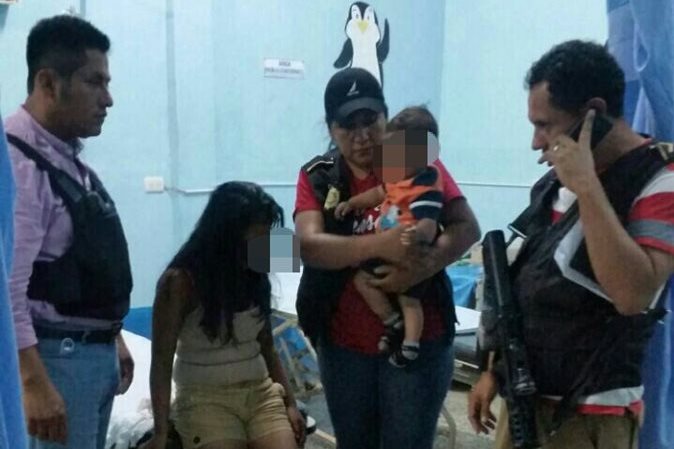 Una joven mujer y su hijo, víctimas de secuestro en El Estor, son llevados a un centro asistencial para una revisión médica. (Foto Prensa Libre: Dony Stewart)