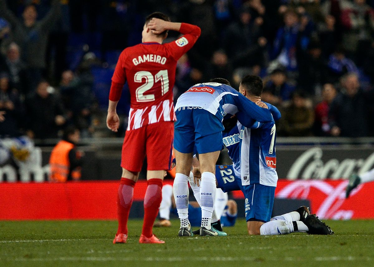 Kevin Gameiro, del Atlético, no puede creer que a su equipo se le escapara el invicto justo antes de terminar el partido. (Foto Prensa Libre: AFP)