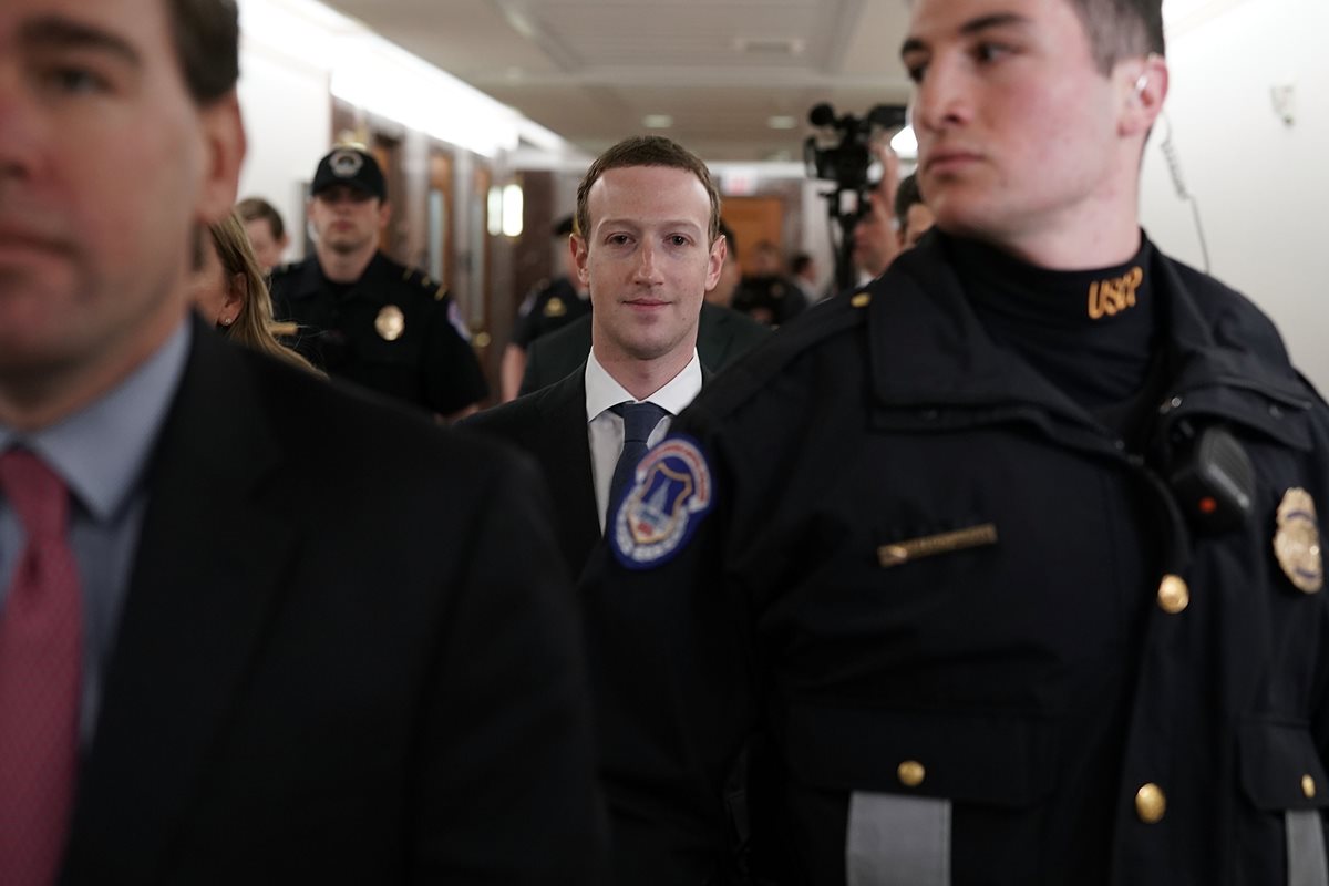 Mark Zuckerberg comparecerá, este martes, ante los comités de Comercio y Justicia en el Senado. (Foto Prensa Libre: AFP)