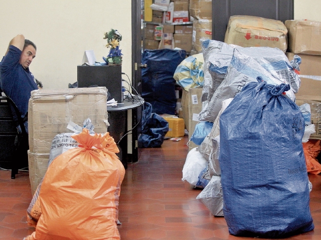 En las oficinas del correo se mantiene gran cantidad de paquetería y correspondencia pendiente de entrega. (Foto Prensa Libre: Esbin Garcia)