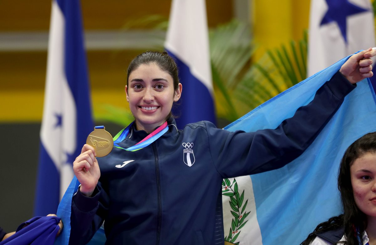 Rosario Bonilla luce la medalla de oro que conquistó en Managua 2017. (Foto Prensa Libre: Carlos Vicente)