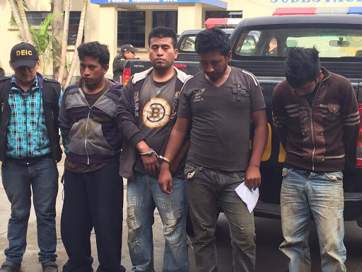 Supuestos sicarios fueron capturados en la aldea Mesías Bajas, del municipio de Amatitlán, Guatemala (Foto Prensa Libre: Cortesía PNC)